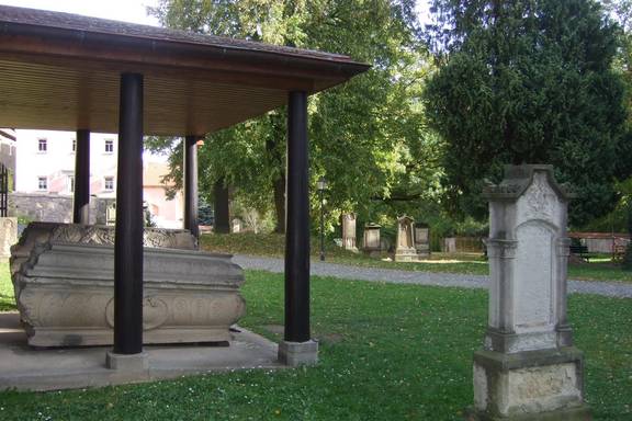 Hist. Friedhof mit Grabdenkmalen +Steinsärgen