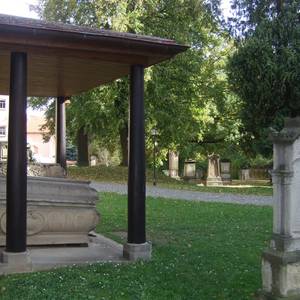 Hist. Friedhof mit Grabdenkmalen +Steinsärgen